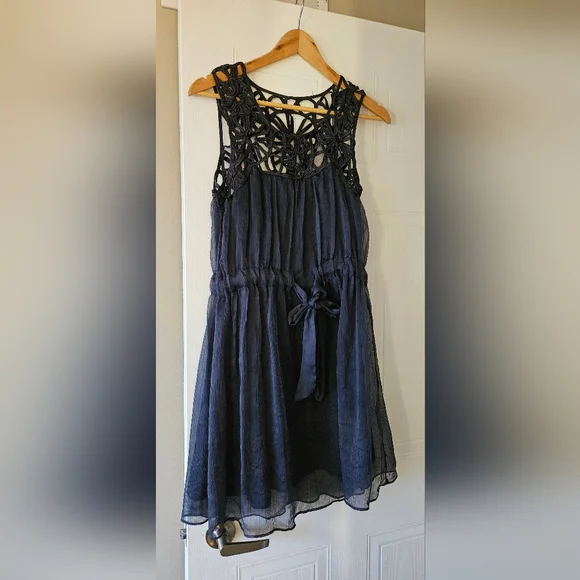 Dress - Picture 3 of 4